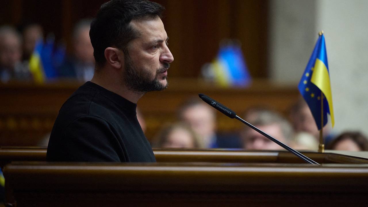В кадровых перестановках на Украине увидели желание Зеленского избавиться от конкурента В кадровых перестановках на Украине увидели желание Зеленского избавиться от конкурента