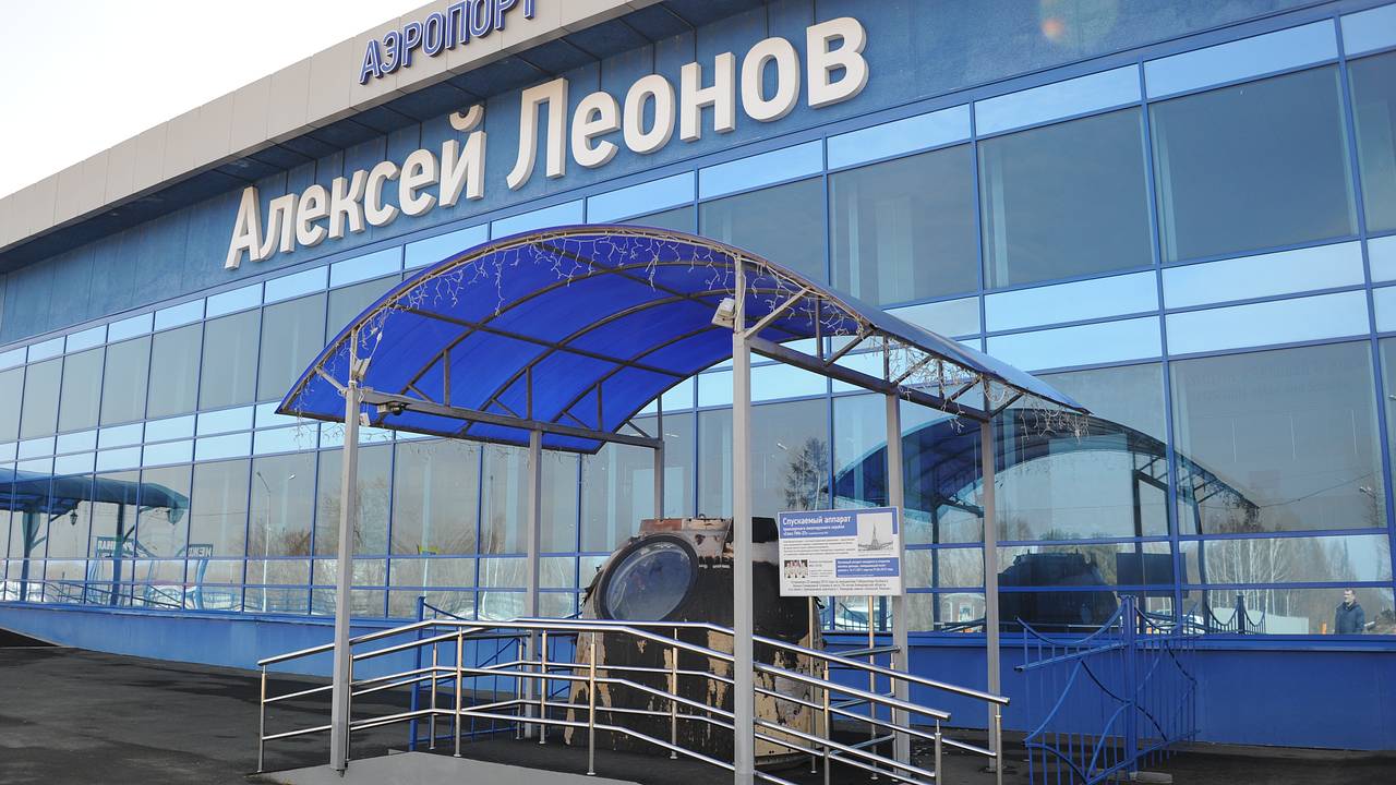 Сотни пассажиров застряли в трех аэропортах России