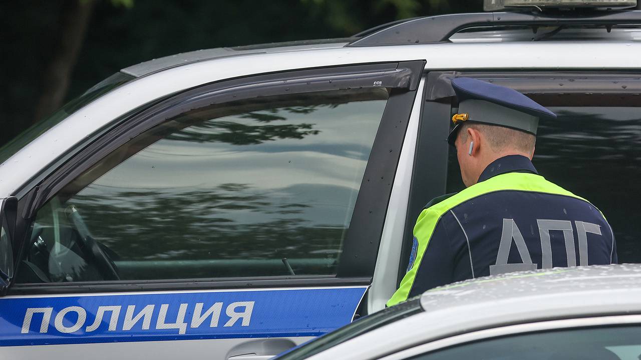 Иномарка врезалась в остановку в российском городе