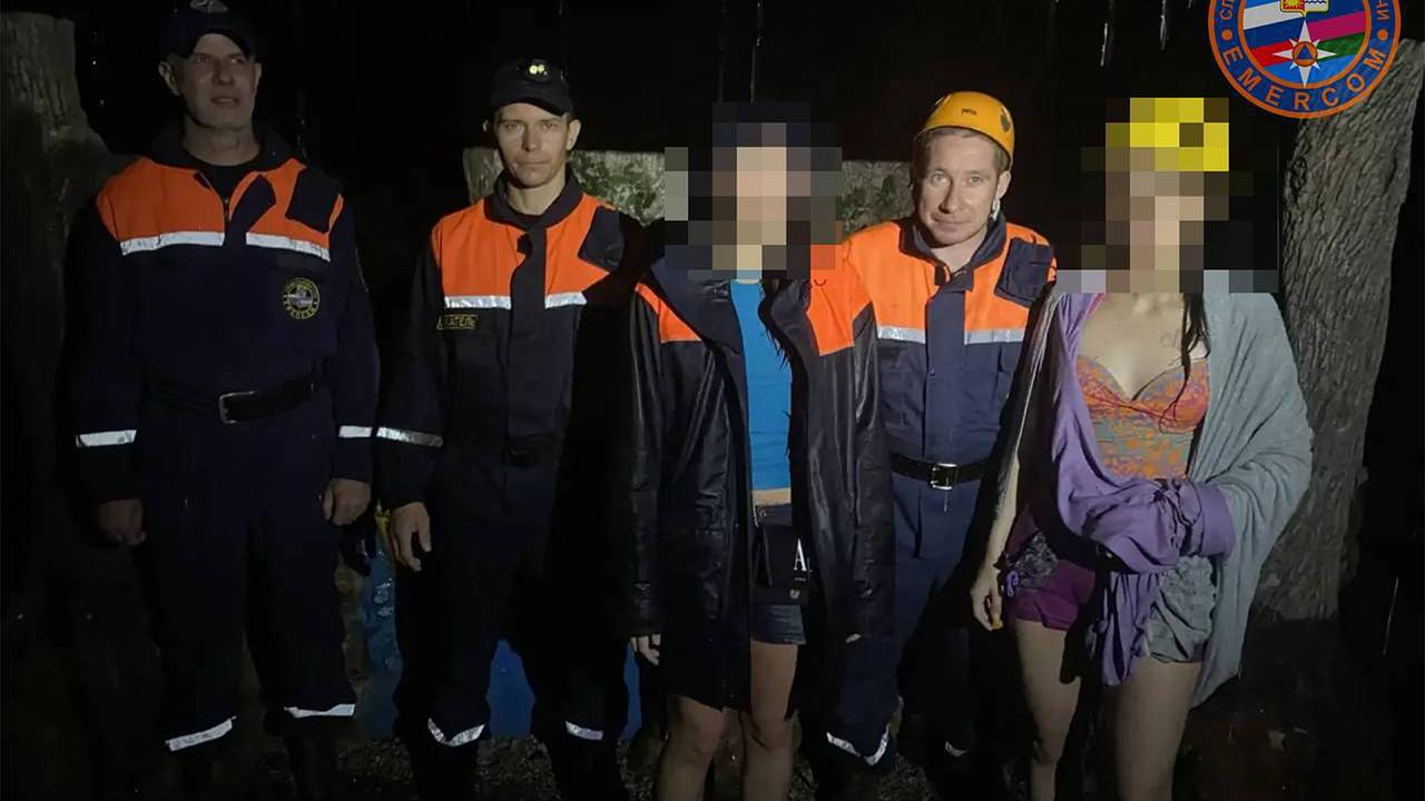 Две туристки застряли в месте слияния двух рек в Сочи Две туристки застряли в месте слияния двух рек в Сочи