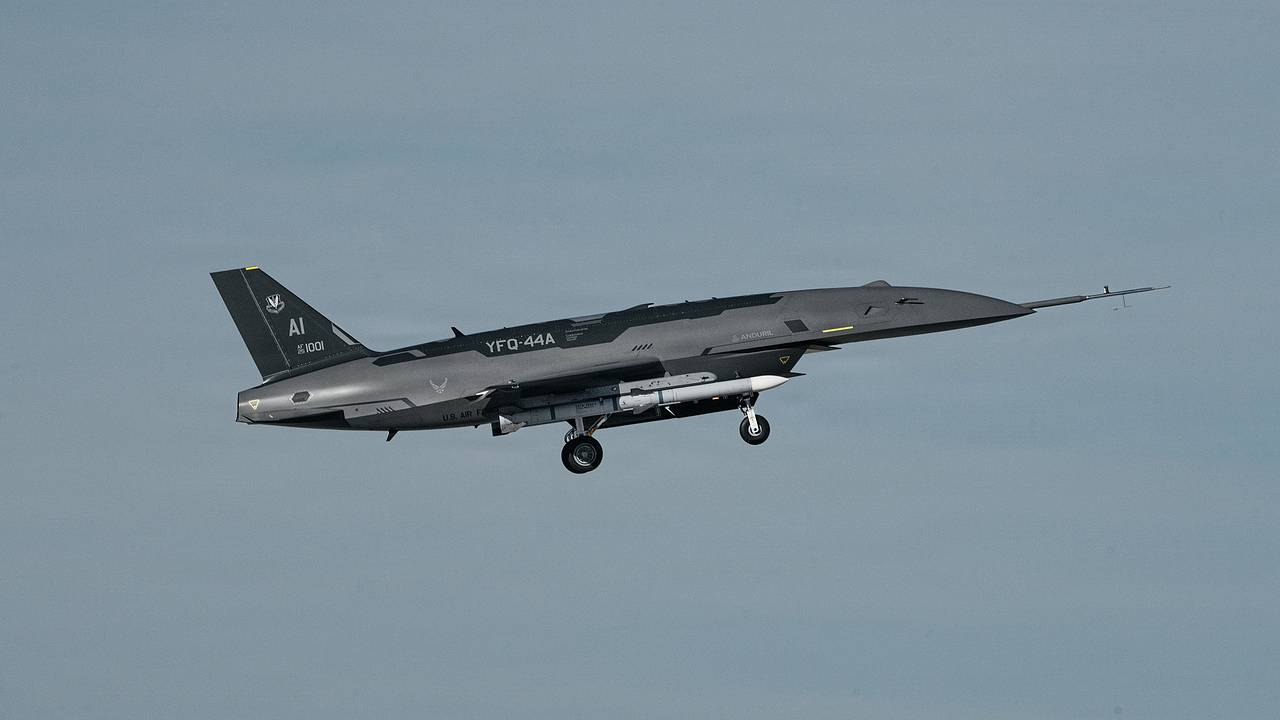 Американский беспилотный истребитель YFQ-44A впервые отстрелялся ракетой