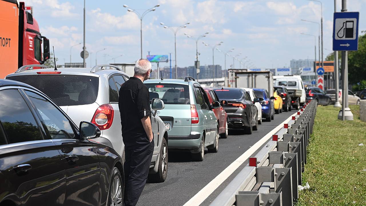 Глава российского региона попросил волонтеров раздавать воду в очередях за бензином
