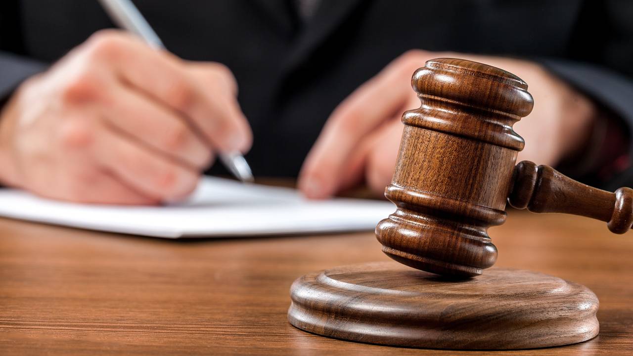 Бывшую учительницу обвинили в совращении школьника 27 лет назад