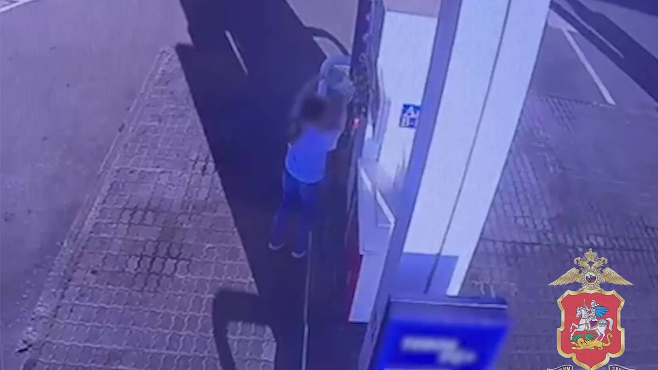 На видео попала попытка поджога АЗС в Подмосковье российской школьницей