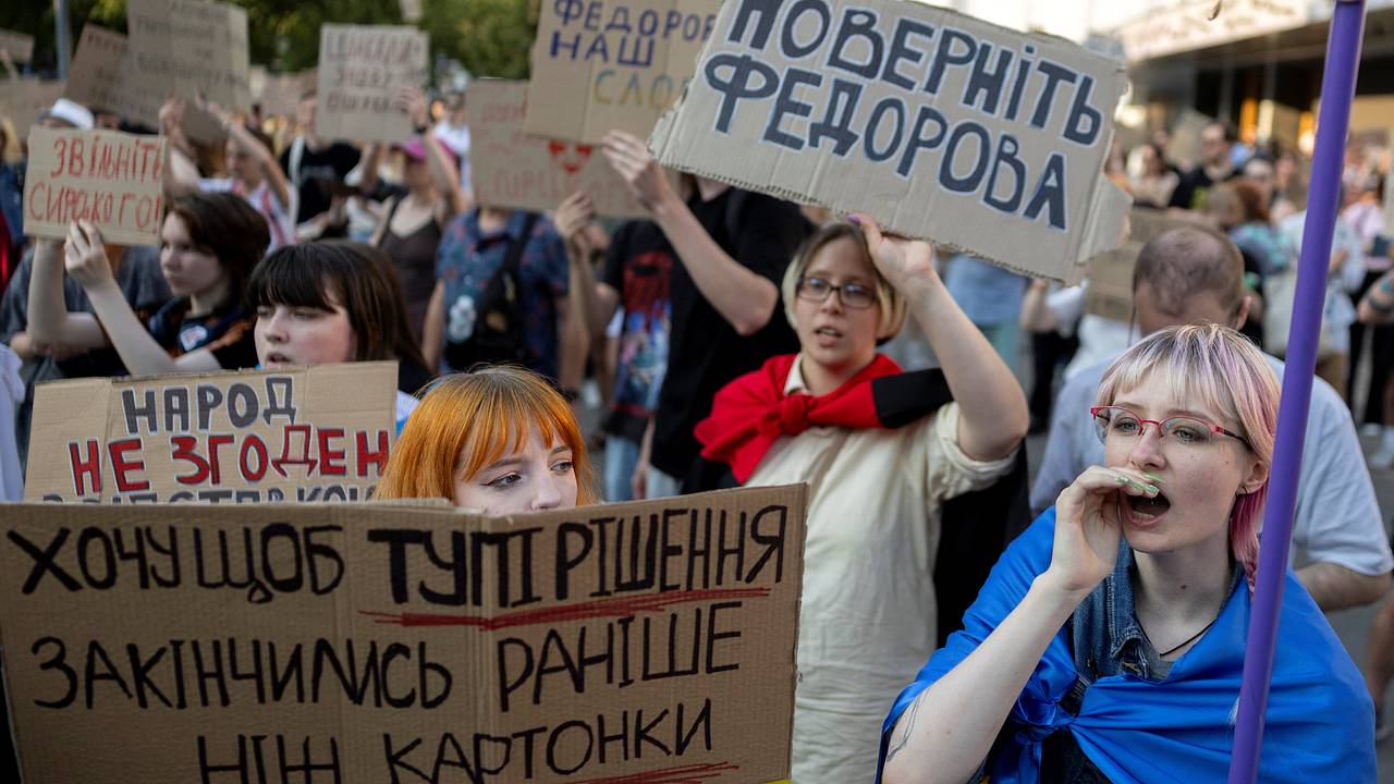 Украинцы задымили городские площади из-за главкома ВСУ Украинцы задымили городские площади из-за главкома ВСУ