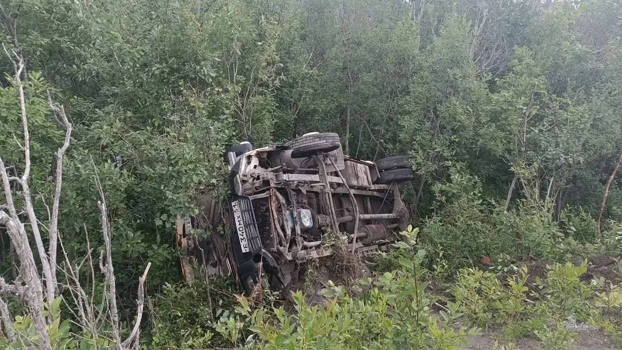 В Мурманской области 14 человек госпитализировали после съезда автобуса в кювет