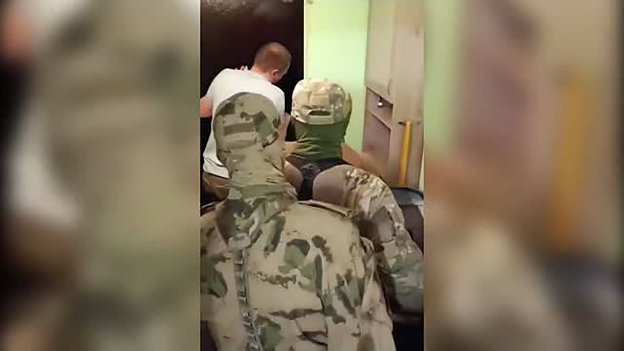Задержание устроивших детскую порно-студию в российском городе попало на видео