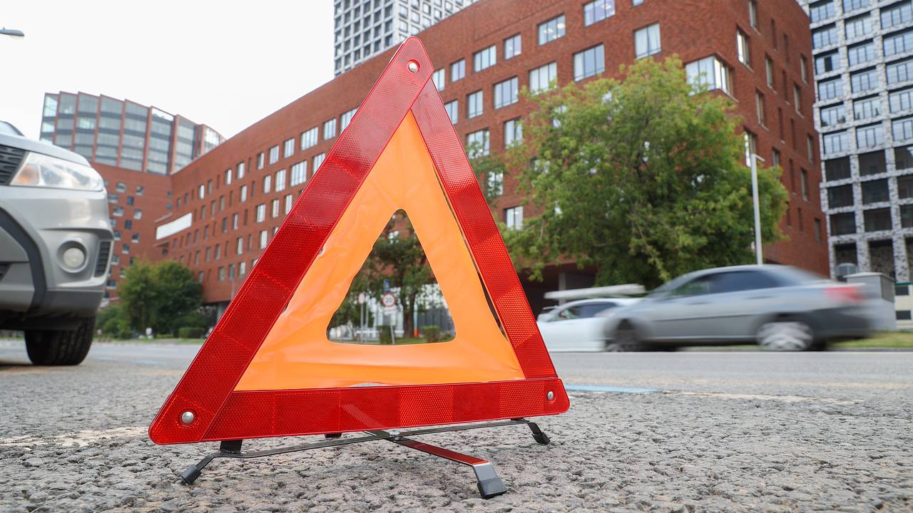 Иномарка лишилась половины кузова при перестроении перед грузовиком