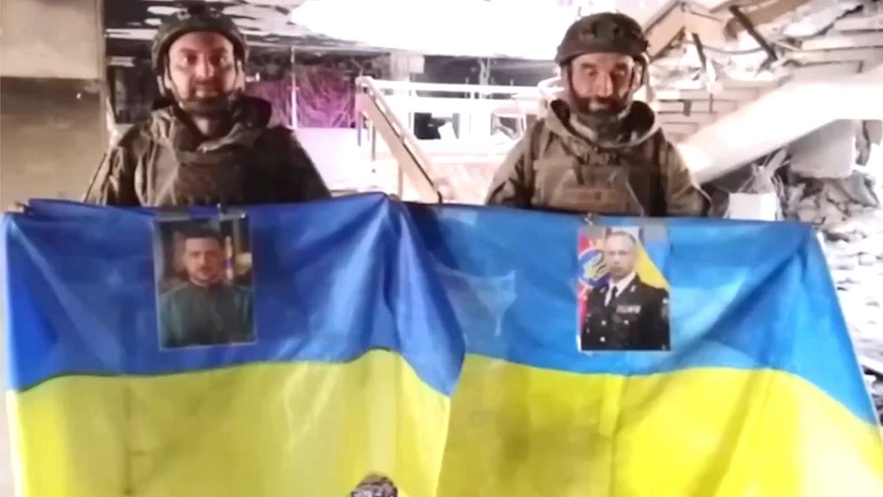 Штурмовики ВСУ устроили «флаговтык» в Константиновке с фото Зеленского. Вскоре их пленили и сняли на видео с российским триколором