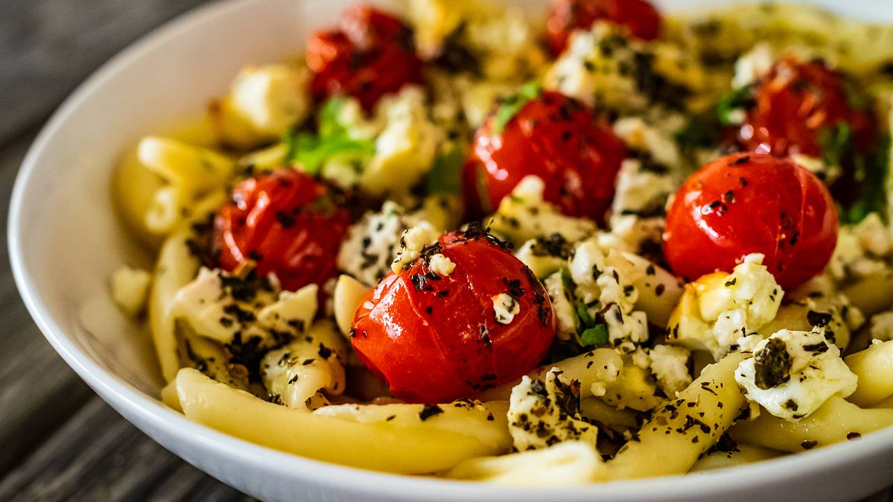 Психиатр Скрябин объяснил, почему еда из чужой тарелки вкуснее