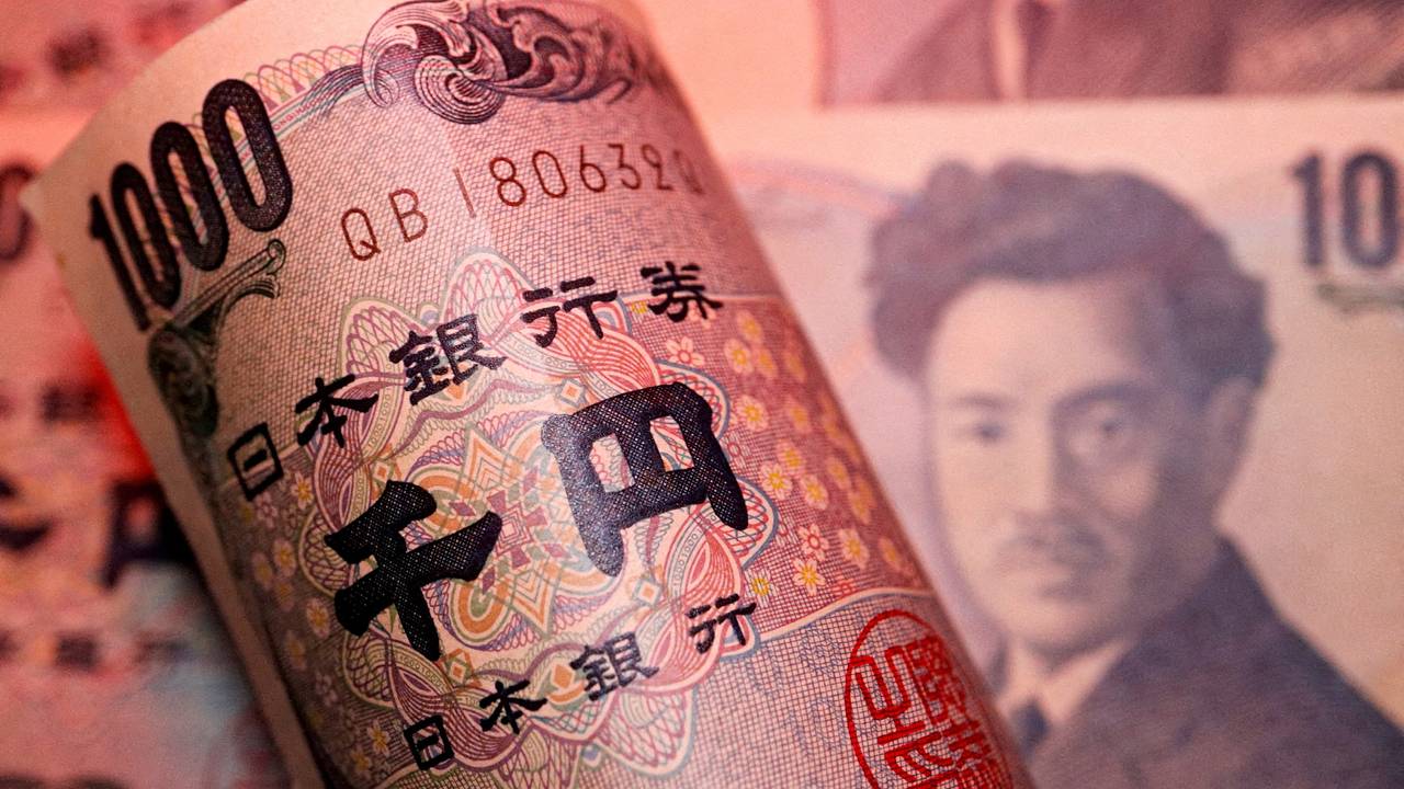 Курс японской валюты обновил минимум