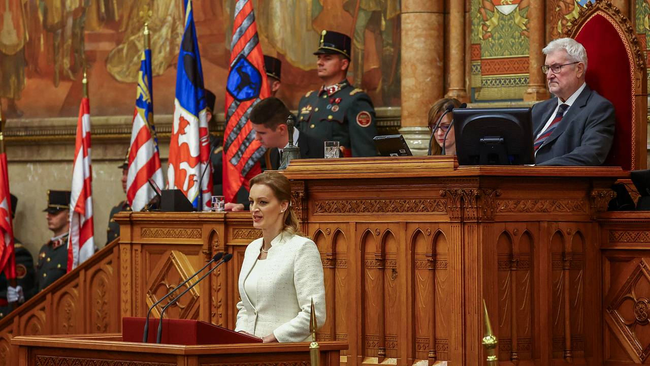 Венгерская оппозиция устроила протест в парламенте против политики Мадьяра