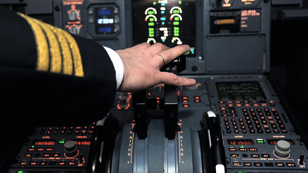 Пилот и бортпроводник российской авиакомпании пришли на работу пьяными