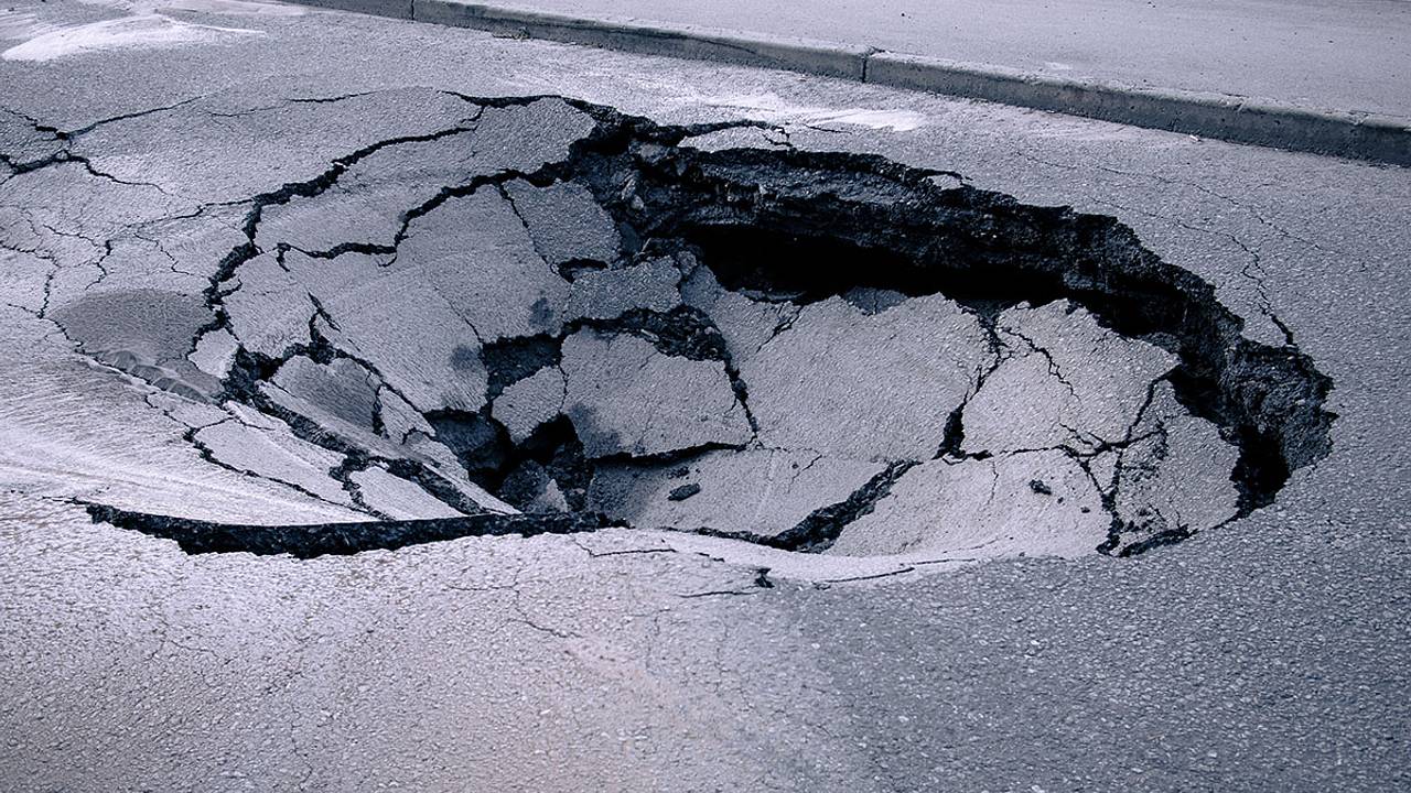 Дорога внезапно провалилась в российском городе