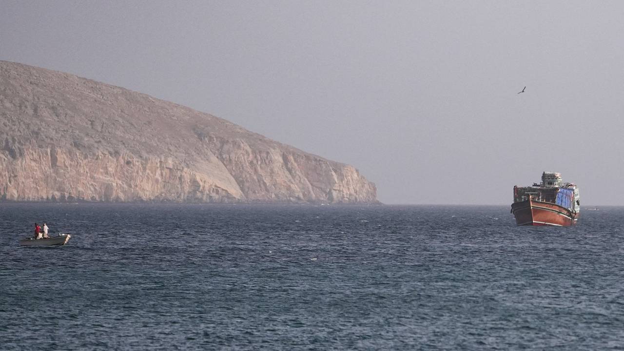 Танкер подорвался в Ормузском проливе