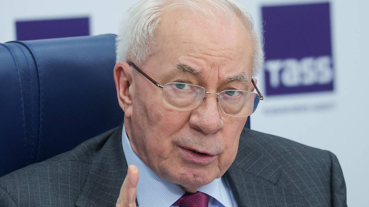Экс-премьер Украины назвал организатора «картонных майданов»