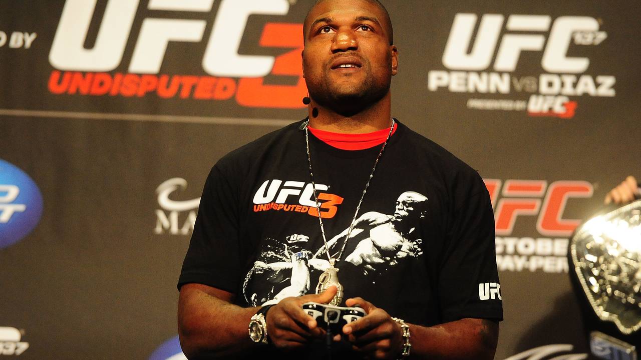 Стример в прямом эфире потрогал звезду UFC за интимное место и получил удар в лицо