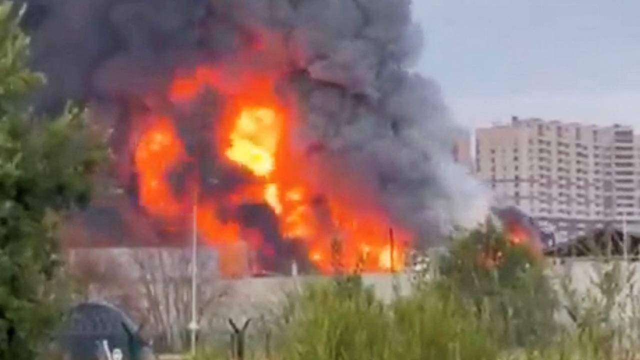 Появились кадры пожара после атаки ВСУ на складской комплекс в Ленобласти