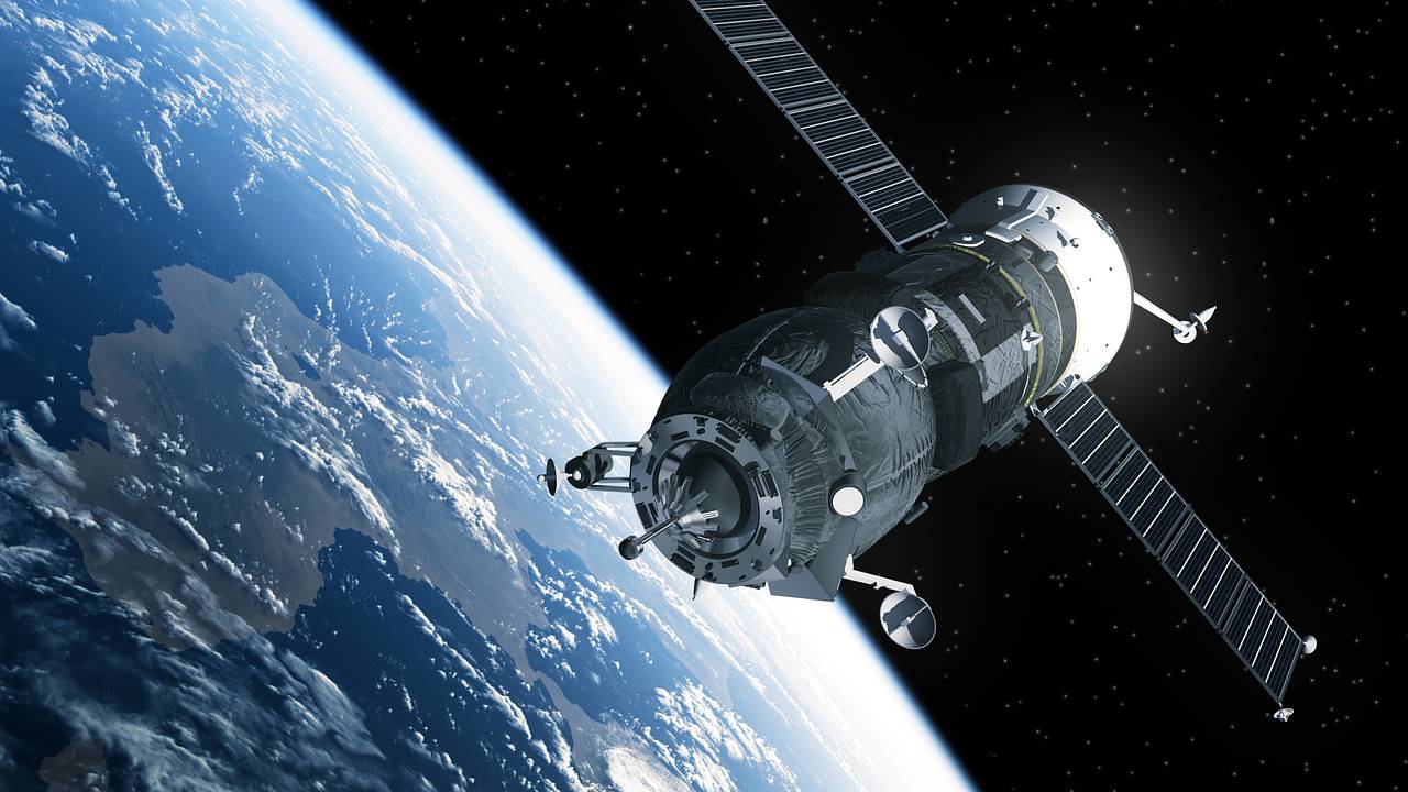 Космический корабль с космонавтами из России и США полетел на Землю