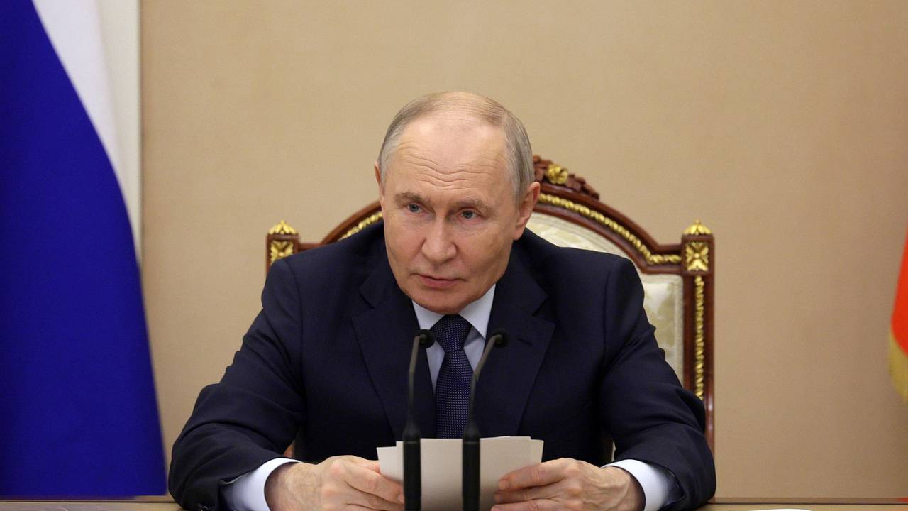 В Кремле рассказали о звонках Путина сотрудникам администрации по мобильному телефону В Кремле рассказали о звонках Путина сотрудникам администрации по мобильному телефону