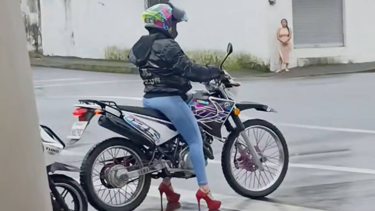 Байкерша в туфлях на шпильках попала на видео и взорвала соцсети
