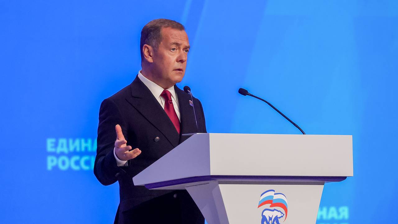 Медведев пошутил над новым премьером Британии