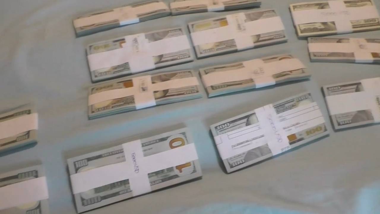 ФСБ показала на видео пачки долларов у задержанного в Хабаровске новозеландского шпиона