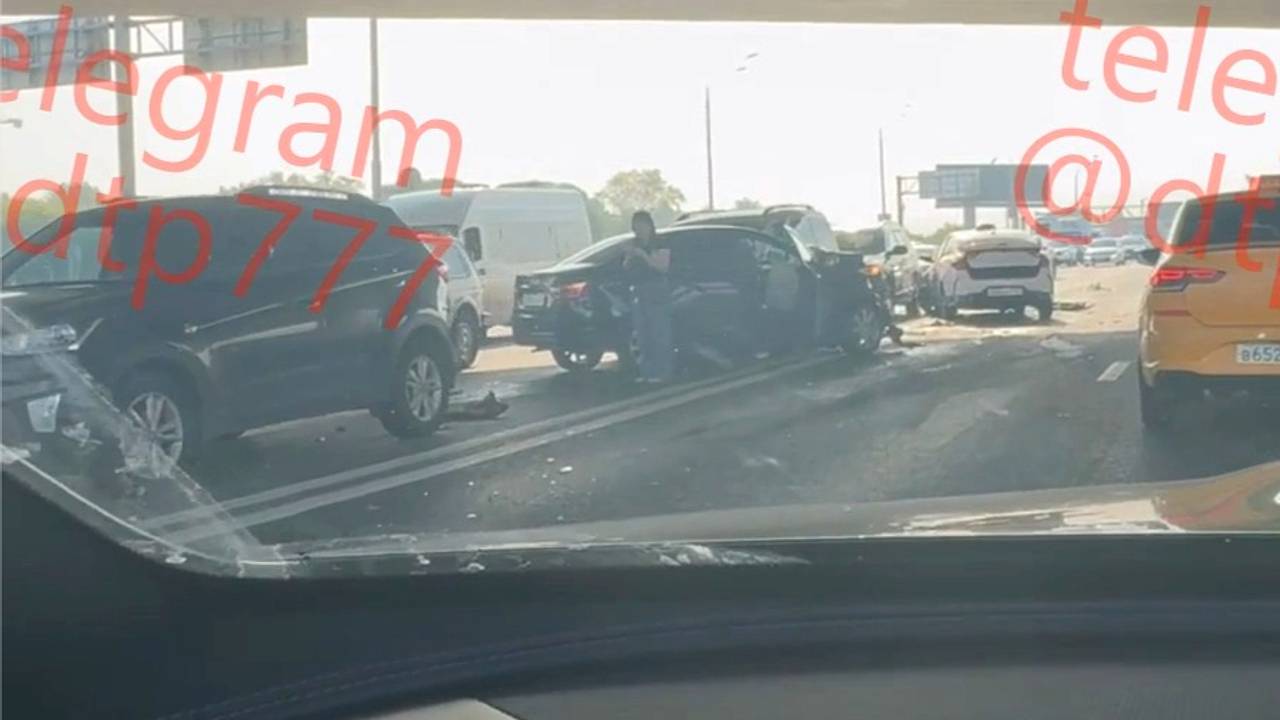 Массовая авария парализовала движение на Волгоградском проспекте в Москве