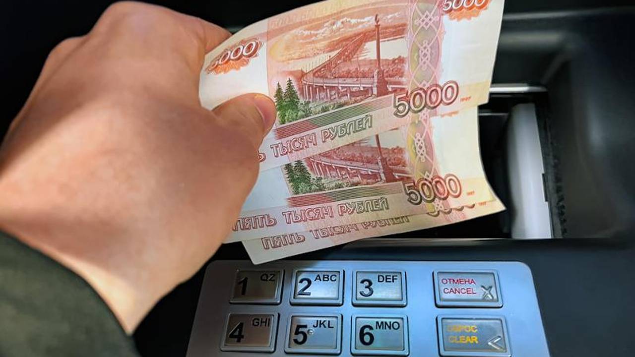 Аналитик назвал получателей выгоды от крепкого рубля