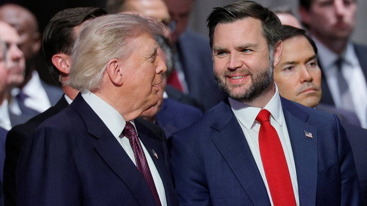 Необычное взаимодействие Трампа и Вэнса на похоронах попало на видео