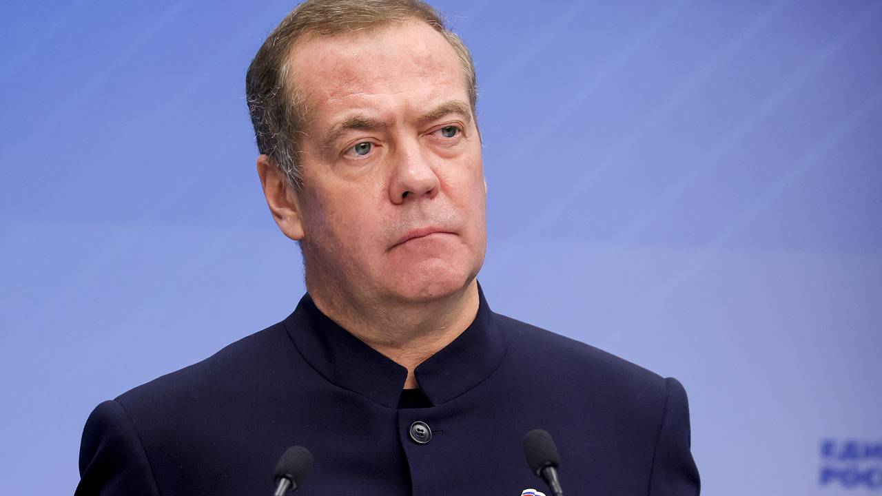 Медведев назвал способ сохранения России