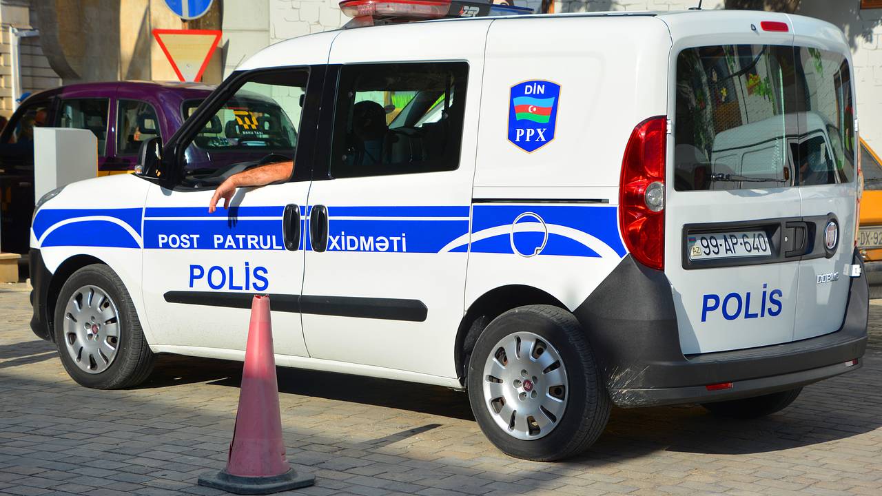 В Азербайджане люди вышли на улицу с советскими флагами и поплатились В Азербайджане люди вышли на улицу с советскими флагами и поплатились