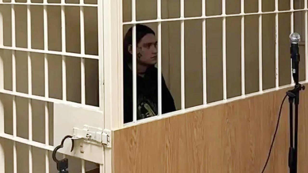 Затоптавшему голубя блогеру ужесточили меру пресечения