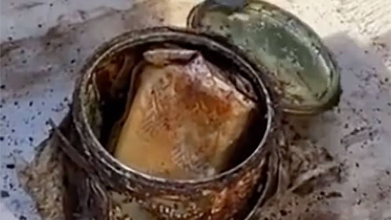 Супруги нашли в своем доме замурованную комнату с деньгами