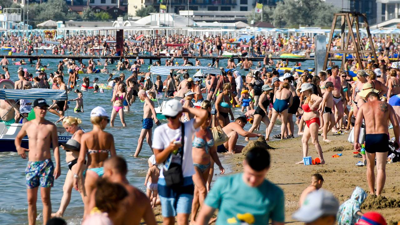 Отдыхающие заполонили пляж российского курорта и попали на видео