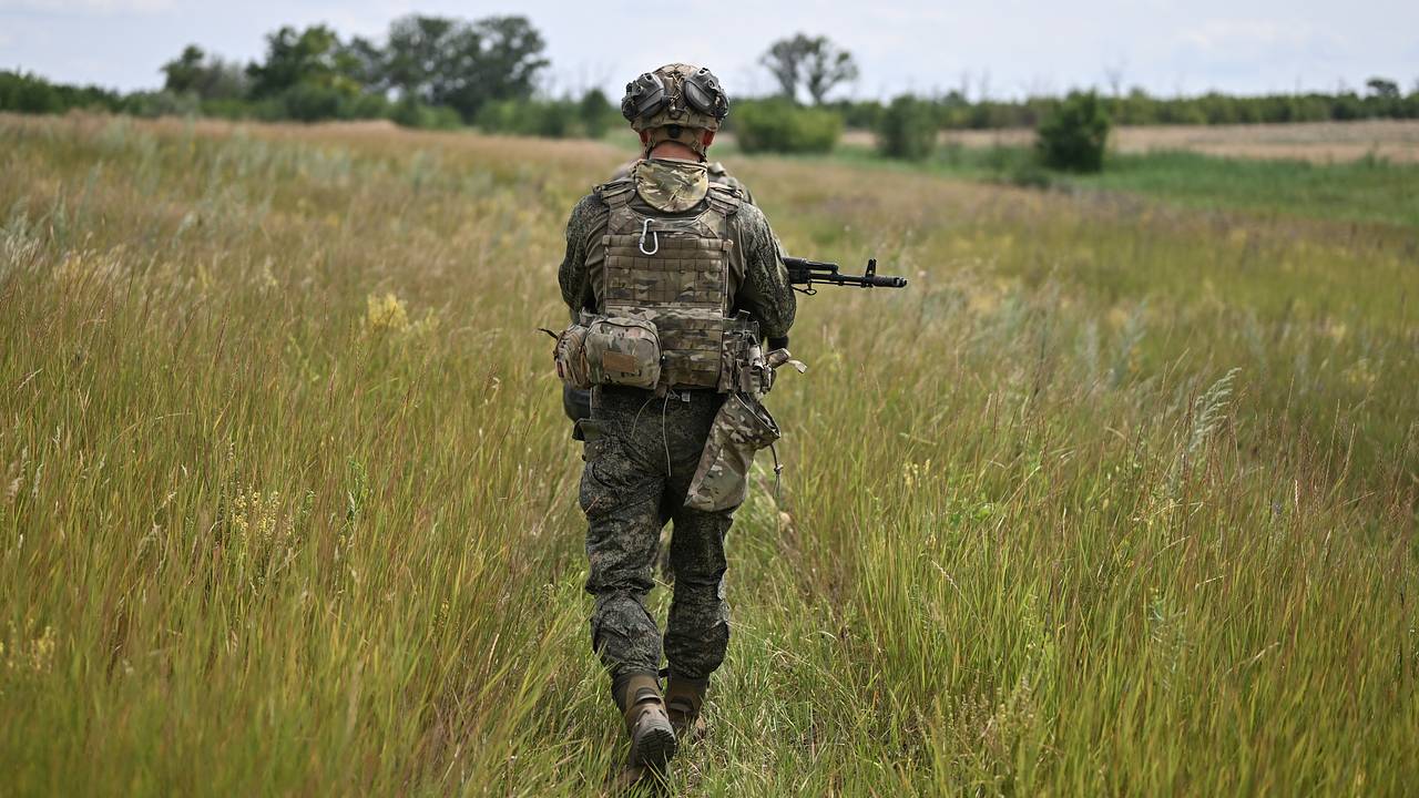 Российский боец под обстрелами ВСУ тащил на себе подорвавшегося на мине-паутине сослуживца