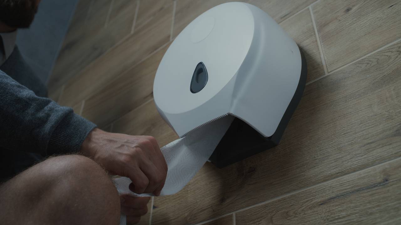 Мужчина начал повсюду оставлять оранжевые пятна по неожиданной причине