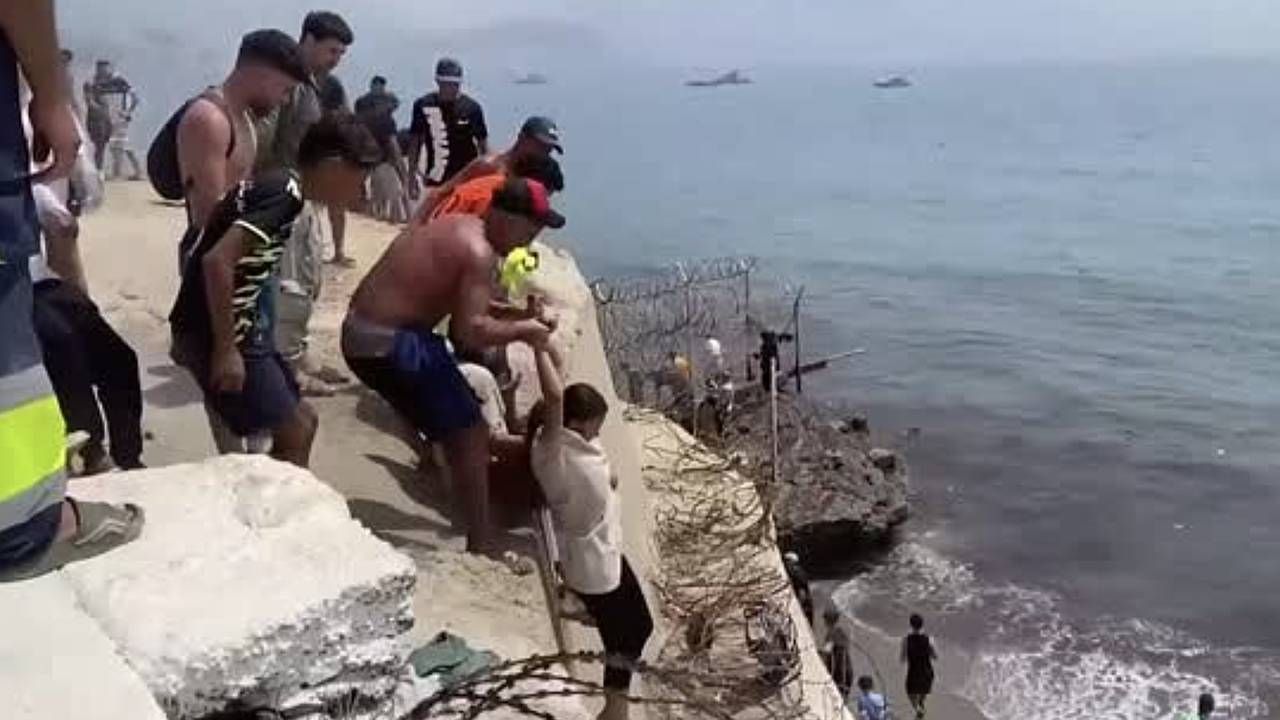 Появилось видео массового прорыва границы мигрантами в Испании