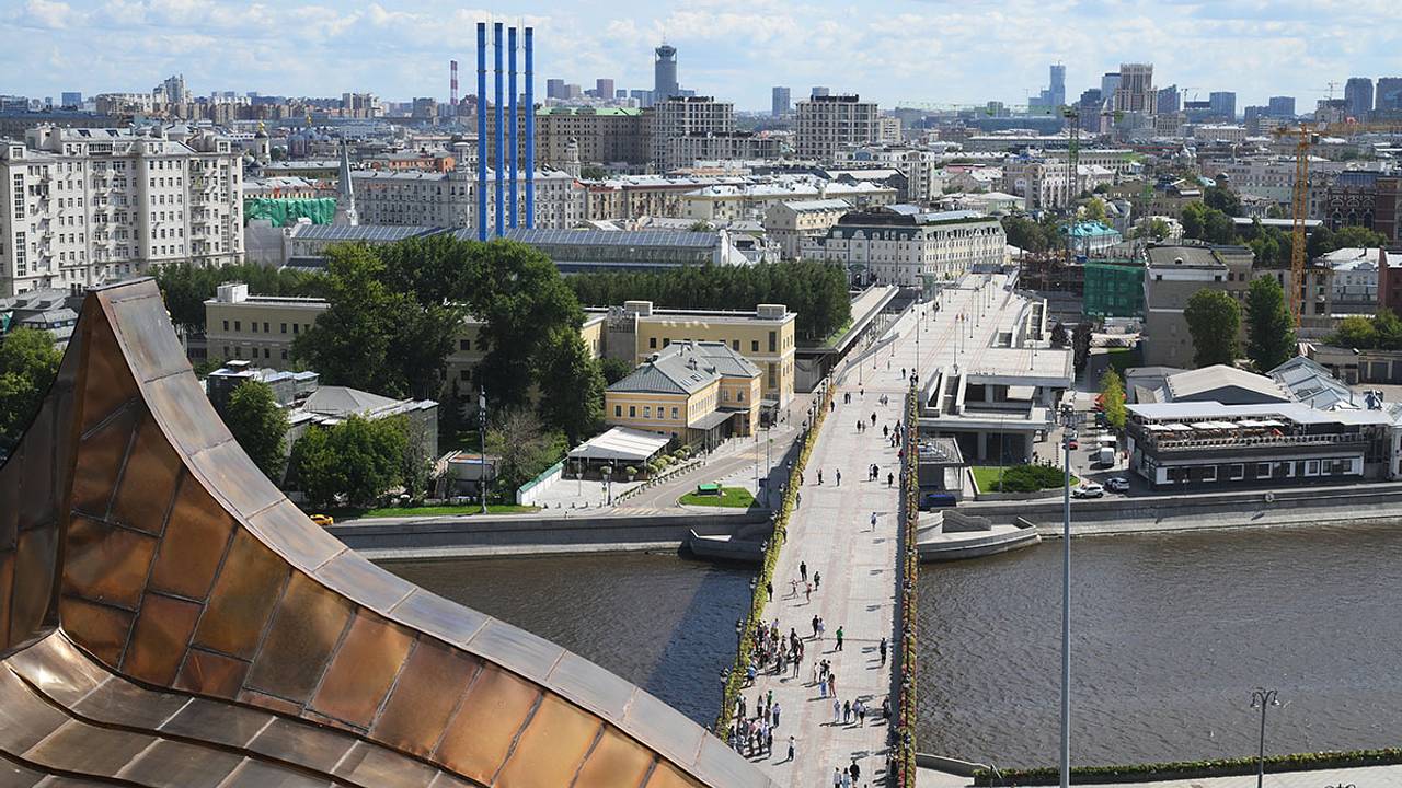 Человек упал с моста в центре Москвы