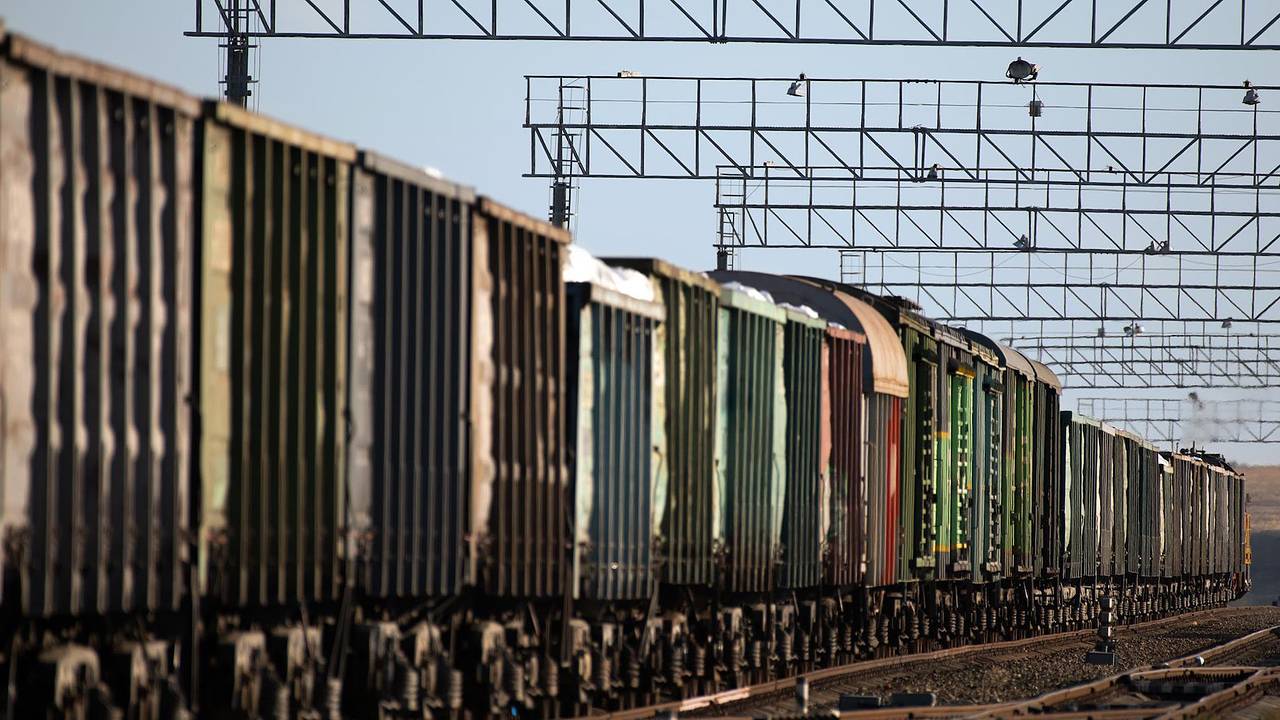 Железнодорожные перевозки с недружественными странами резко снизились
