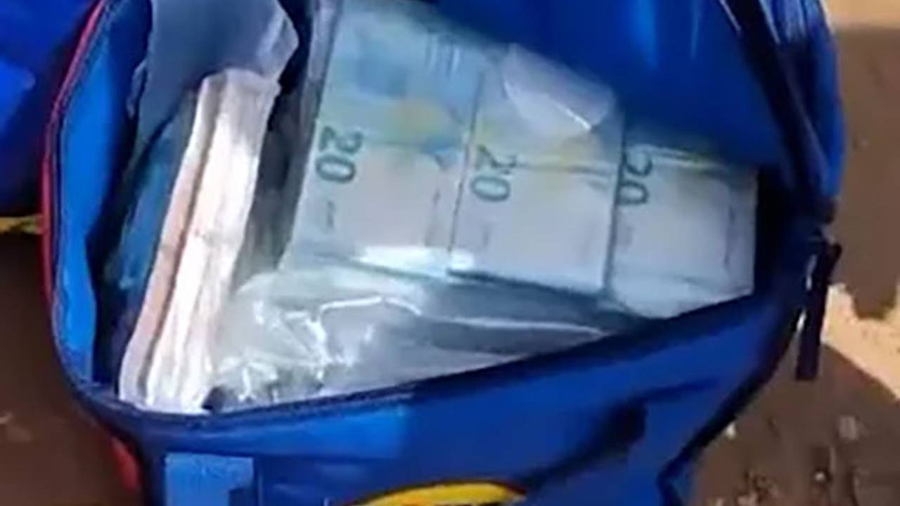 Отдыхающие на пляже в Европе нашли выброшенными на берег 63,9 миллиона рублей