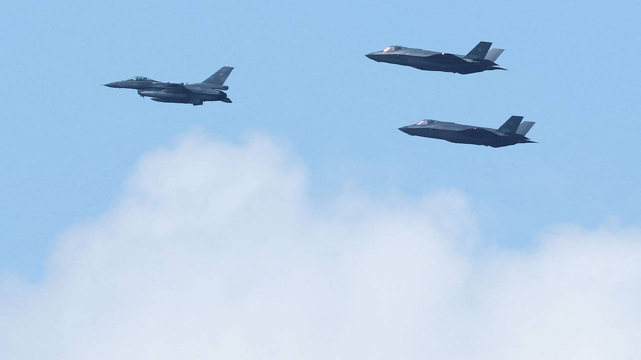 На военной базе в Калифорнии сгорел американский истребитель