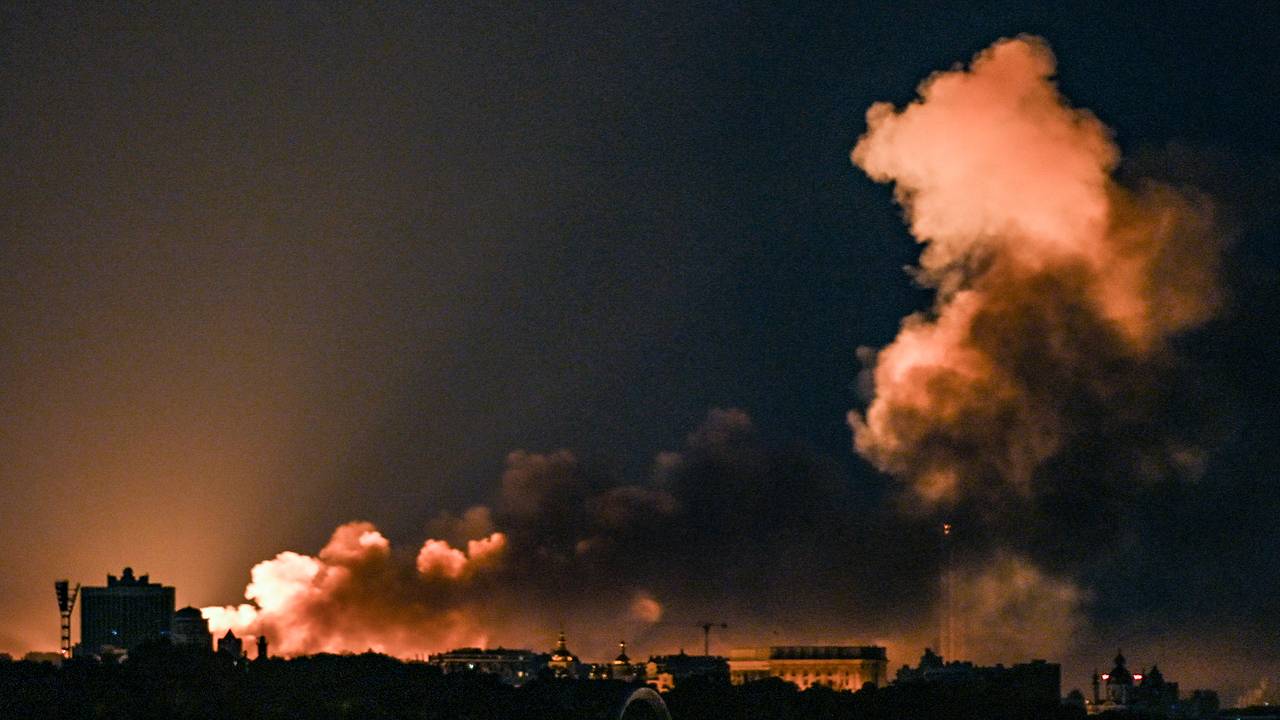 В Киеве на фоне ракетной атаки произошли взрывы