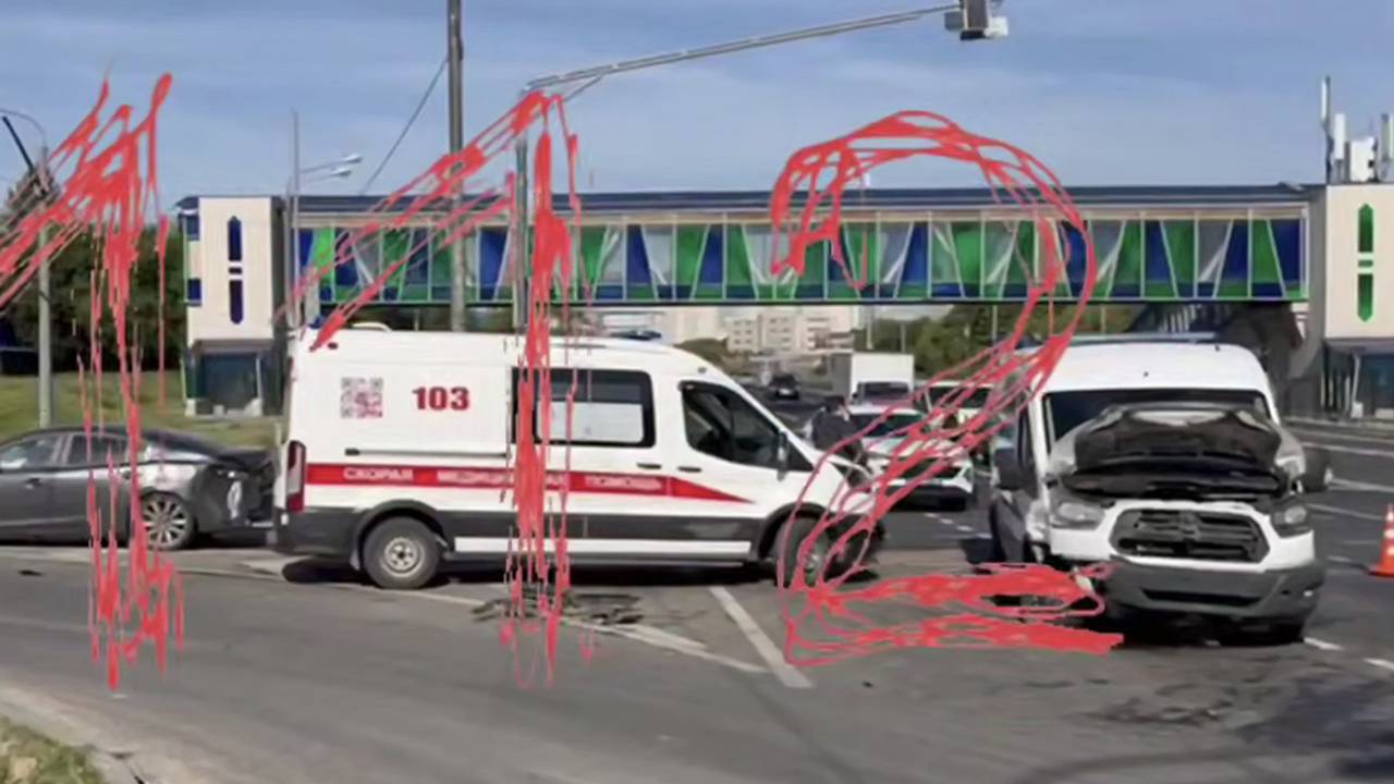 Карета скорой помощи столкнулась с иномаркой в Москве и попала на видео Карета скорой помощи столкнулась с иномаркой в Москве и попала на видео