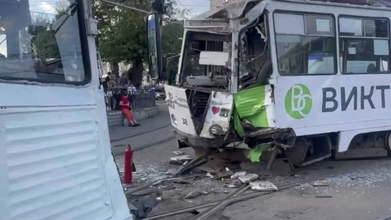 Два трамвая столкнулись в центре российского города и попали на видео
