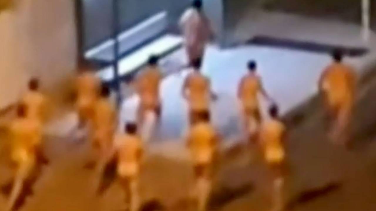 12 голых мужчин прибежали в элитный район города на глазах у прохожих