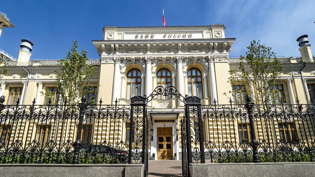 Банк России выпустил монеты с очковой гагой и ушастой круглоголовкой