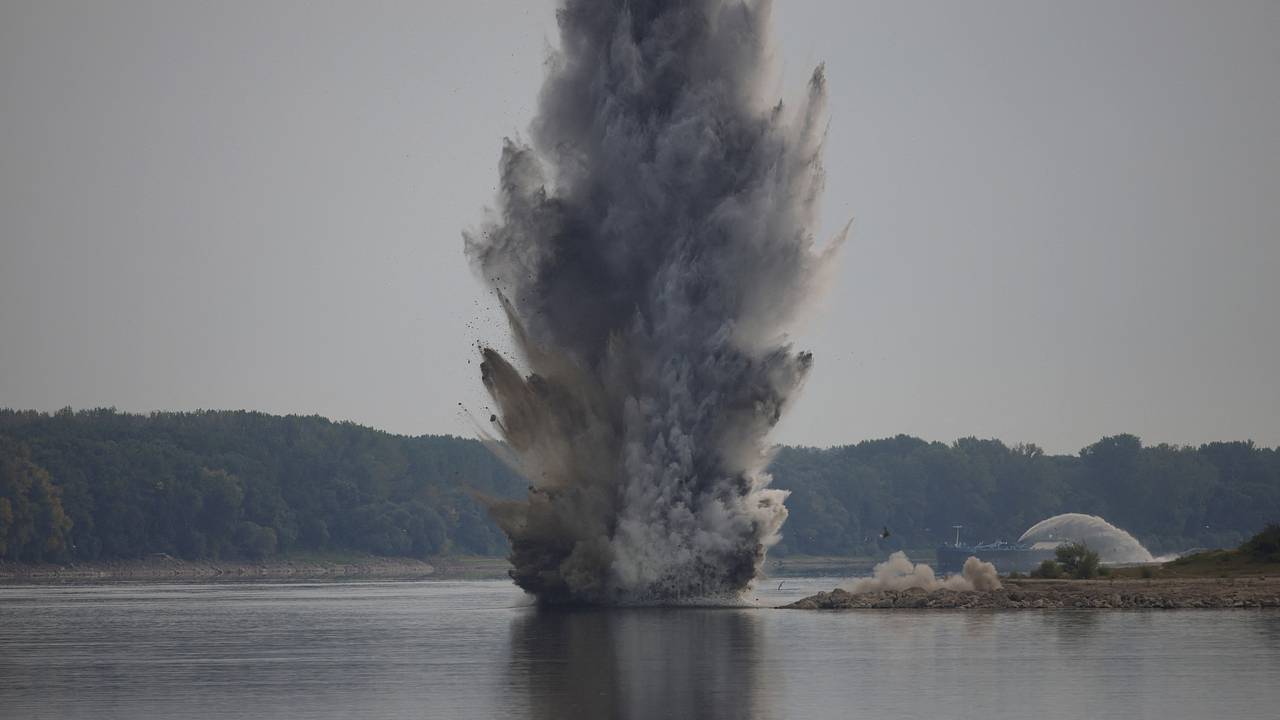 Румынcкие военные взорвали русло Дуная