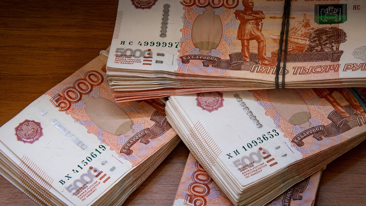 Размер средней зарплаты превысил отметку в 200 тысяч рублей в трех регионах России