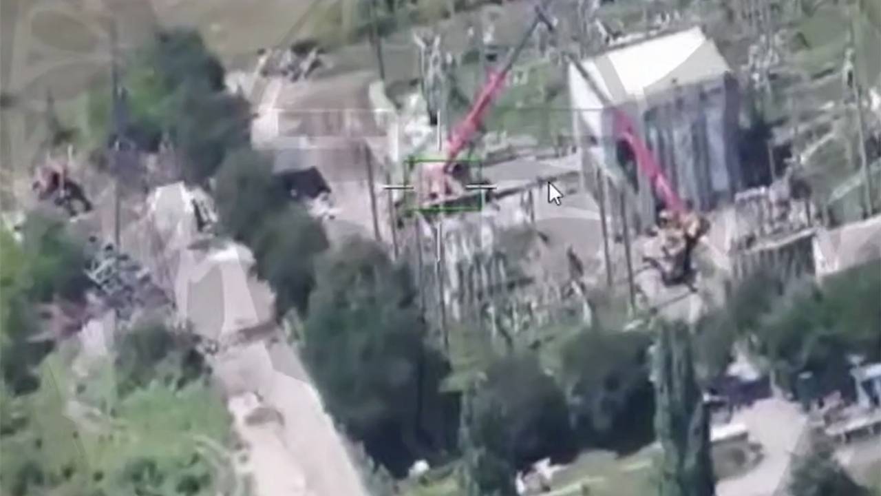 Минобороны показало видео удара по подстанции в Сумской области Минобороны показало видео удара по подстанции в Сумской области